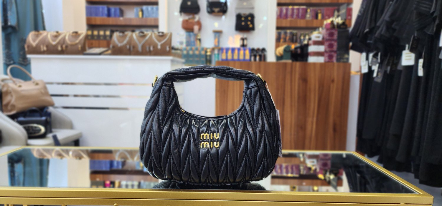 حقيبة يد ميو ميو صغيرة أسود من حقائب نسائية