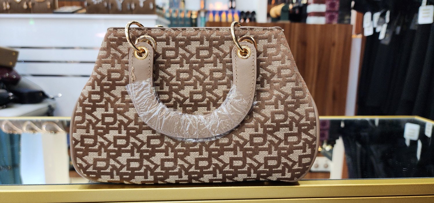 شنطة يد نسائية ماركة عالمية أنيقة – تصميم فاخر يناسب جميع الإطلالات