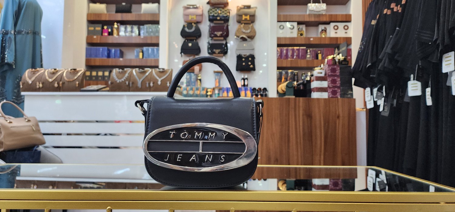 حقيبة كروس أوفر سوداء من تومي جينز، تتميز بلوحة شعار كلاسيكية على الجهة الأمامية