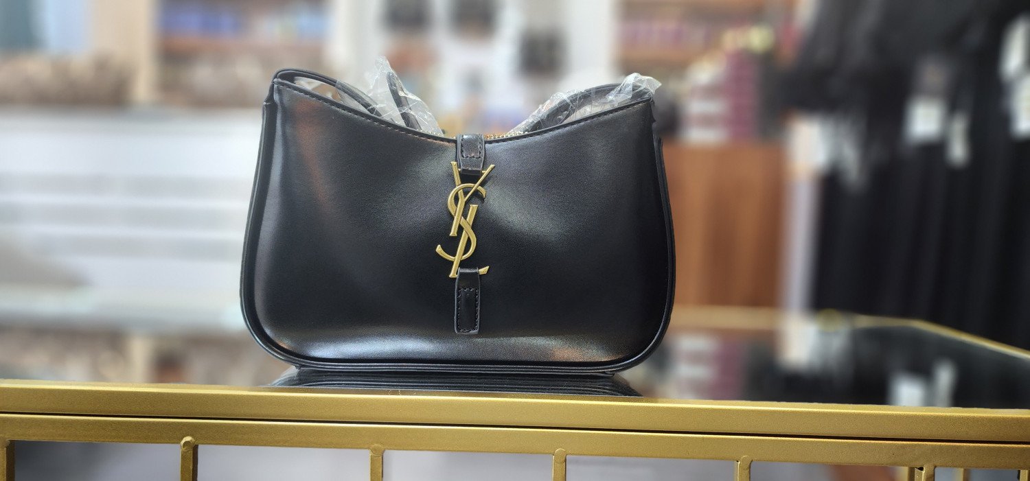 حقيبة كتف Le 5A7 من سان لوران باللون الأسود.