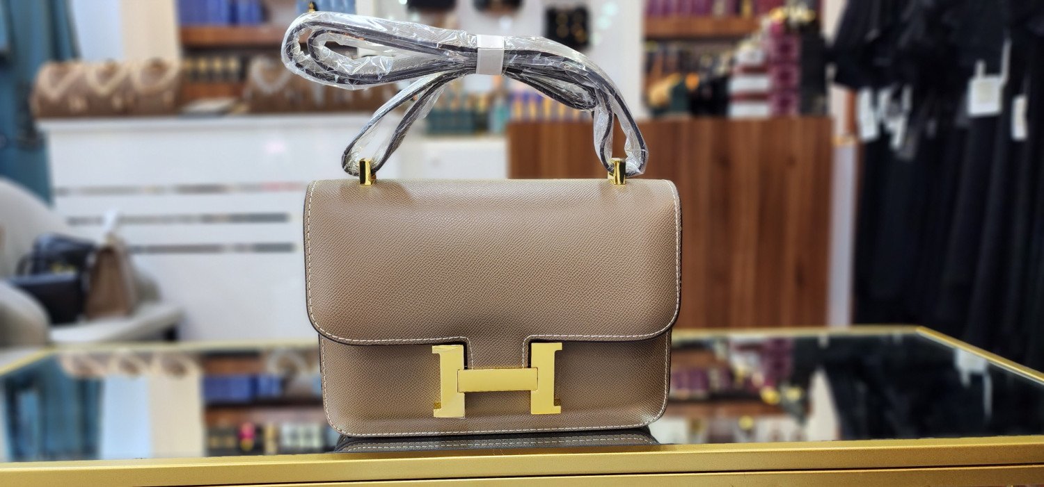 حقيبة "كونستانس" (Constance) من دار الأزياء الفاخرة هيرميس (Hermès).